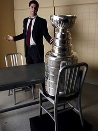 nhl_g_cahill_cup_195.jpg