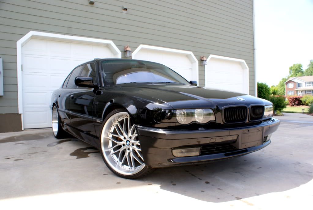 What does staggered wheels mean bmw #4