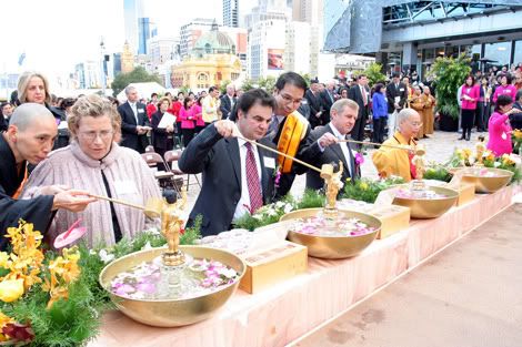 Dignitaries20Bathe20the2.jpg picture by beijing_20071